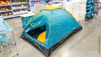Tenda da campeggio in esposizione in un negozio